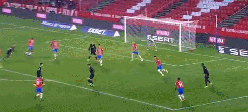 AC米兰在意大利杯1／8决赛中0-1不敌拉齐奥，终结13连胜，遭遇赛季首败。